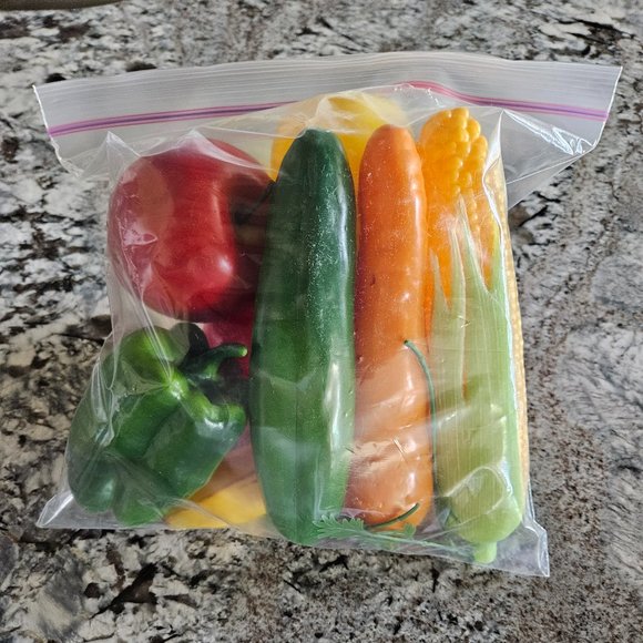 BRAND NEW SET OF 10 PLASTIC FRUITS AND VEGETABLES IN ROUND, WOVEN WICKER BASKET - Picture 10 of 13